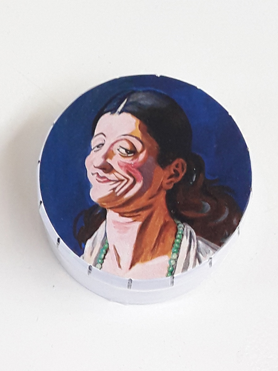Hoved af en ung leende kvinde Willumsens Museum Æsle med pastiller