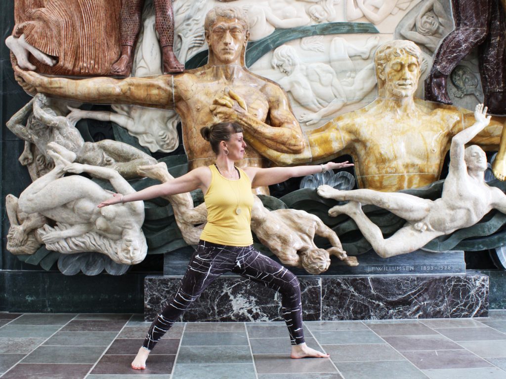 Yoga i Reliefsalen på Willumsens Museum Louise står op