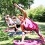 Tre yogier laver blid yoga i museumshaven på Willumsens Museum