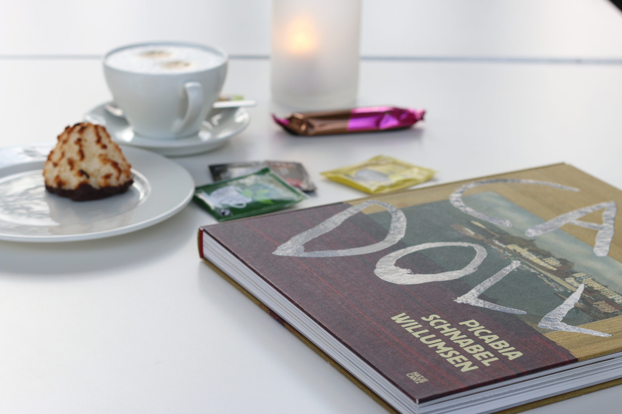 Pausen i Café Ferdinand kan nyde med kaffe, konditorkage og en god kunstbog,