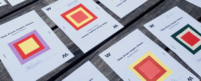 En række papirark med farvede kvadrater fra en Workshop på Willumsens Museum