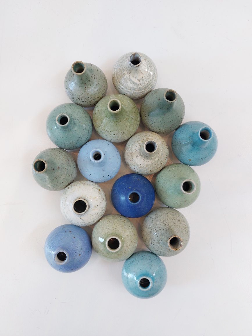 Samling af mini vaser blå og grønne af Anna Bystrup