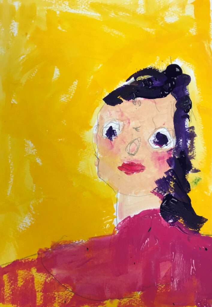 Portræt af en ung pige malet af et barn. Pink trøje på gul baggrund.