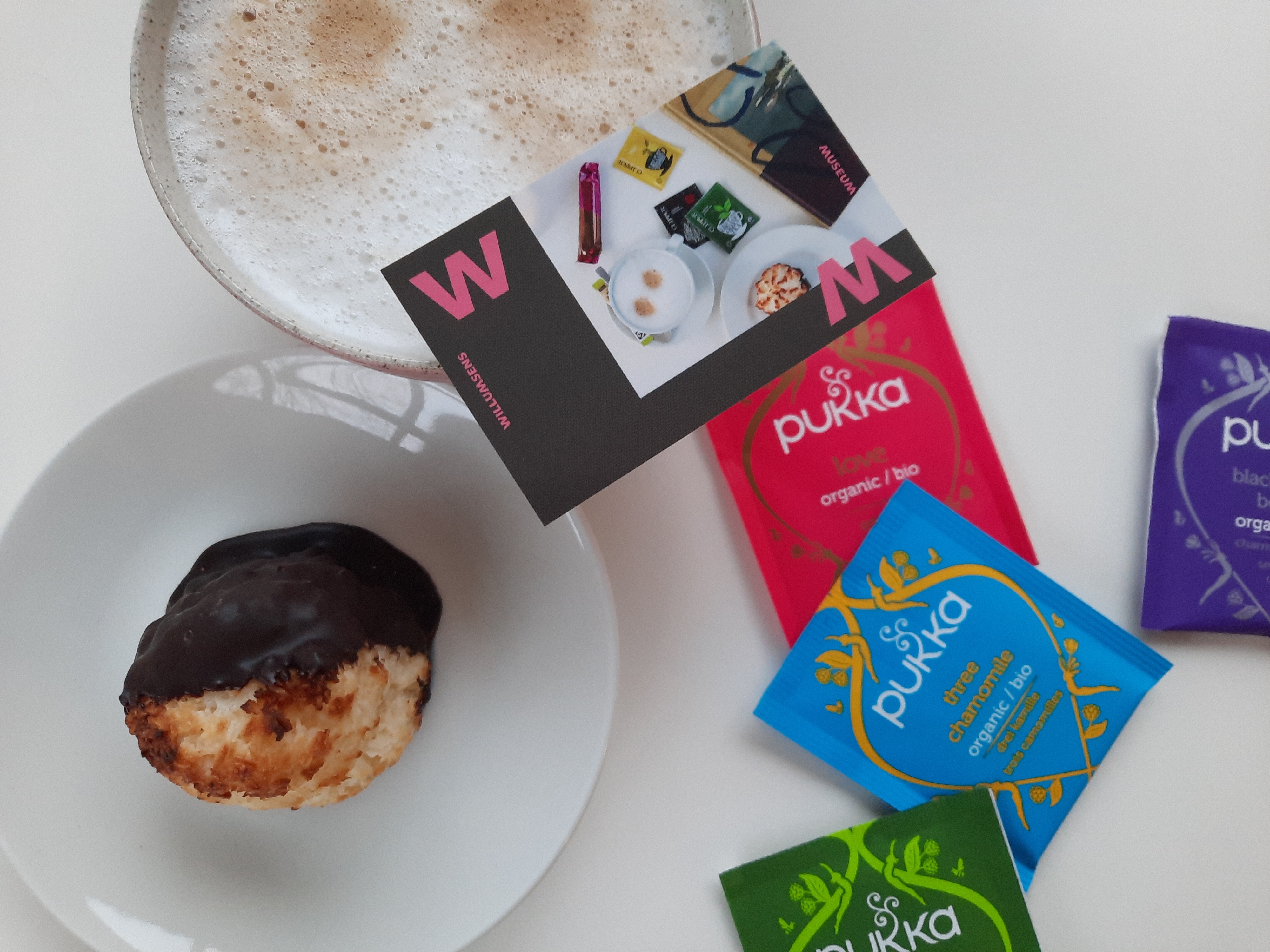 Opstilling med kaffe og kage