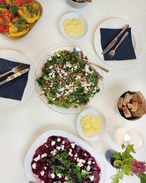 Et bord med lækre salater